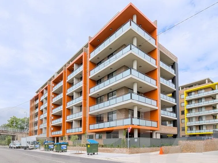 Large Modern Two Bedroom Apartment Plus Study Room/3rd Bedroom