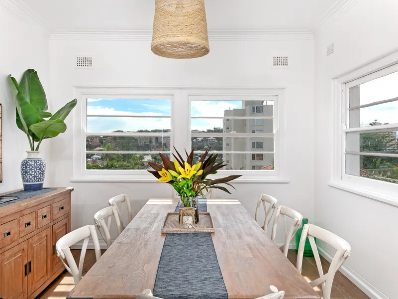 Sunny Top Floor Apartment Moments From The Beach!