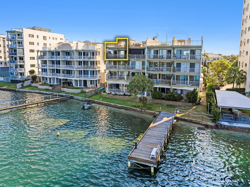 Spacious 3 bedroom apartment on Maroochy River, with large private roof terrace.