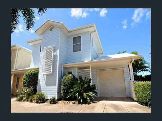 Fabulous Townhouse a short stroll to the Village and surf beach