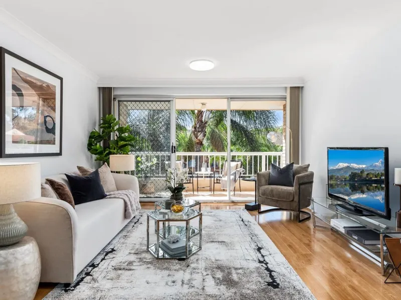 LUXURY LAKESIDE APARTMENT