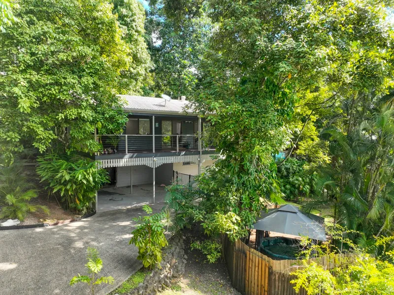 Upstairs & Downstairs Living - Tropical Home in Kamerunga