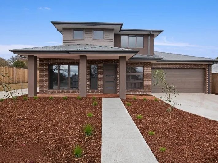 Beautiful modern Town home with it’s own driveway!