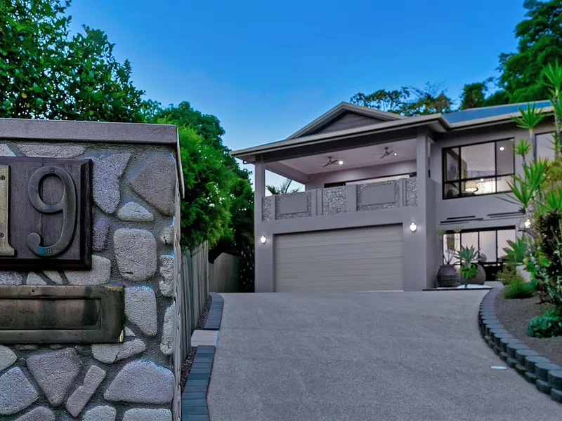 OPEN SAT: 11.15 – 12.00pm: ELEVATED IN PARK RIDGE ESTATE ULTRA LOW MAINTENANCE SUPERB CUSTOM CONSTRUCTION PRIVACY & VIEWS 2 LARGE OUTDOOR LIVING ARE