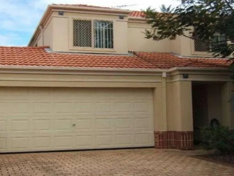 Excellent large townhouse! FRESHLY PAINTED THROUGHOUT, NEW BLINDS & CARPETS. Water inc.