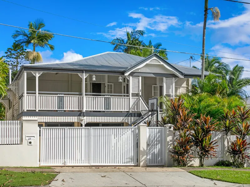 A QUINTESSENTIAL QUEENSLANDER, HIGH AND DRY ON HILTON