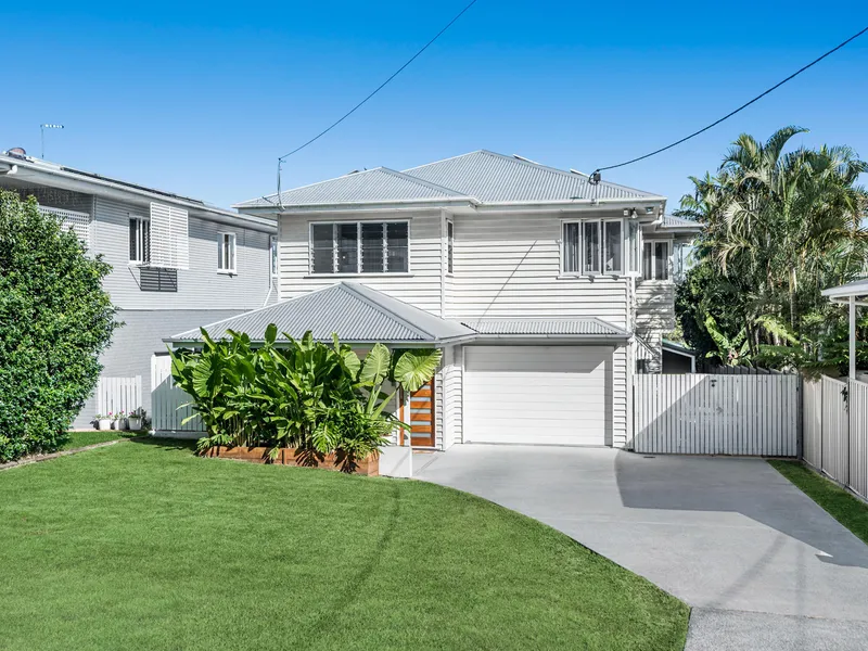 TROPICAL OASIS ON 893sqm - POOL, DUAL LIVING + SIDE ACCES