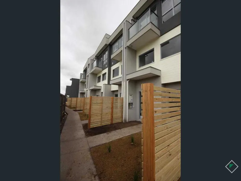 MODERN 2 BEDROOM PLUS STUDY TOWNHOUSE