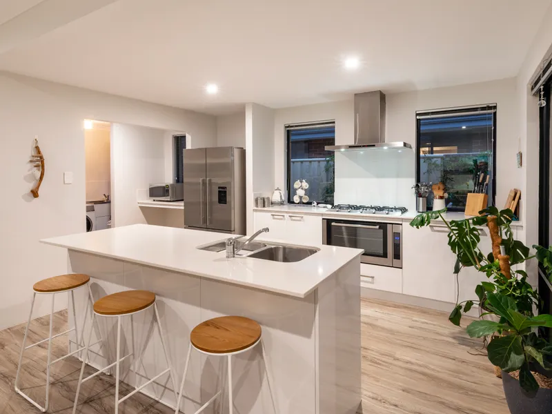 DUNSBOROUGH LIFESTYLE CLOSE TO TOWN!