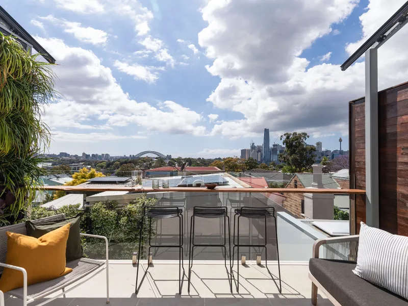 Renovated historic terrace, CBD/Bridge views