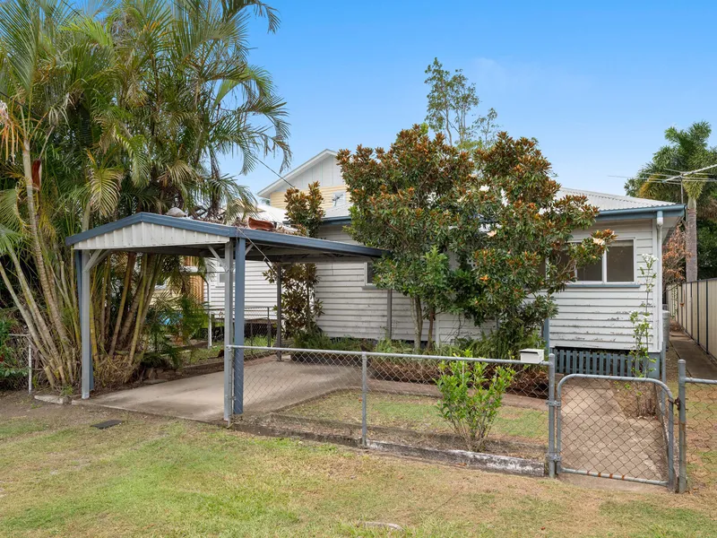 Blank canvas on a great block just 350m away from the Bay!