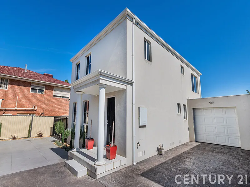 A MODERN 3 BEDROOM TOWNHOUSE IN A VERY QUIET STREET