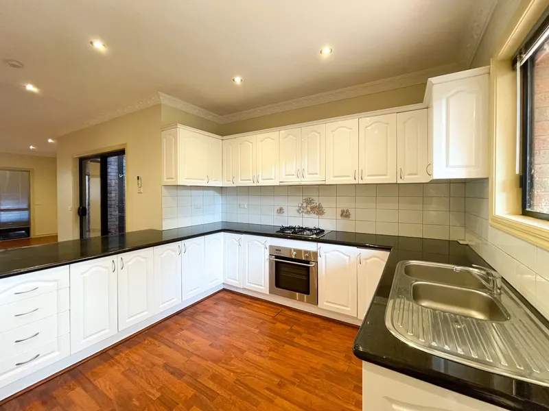 SLEEK & BRIGHT 3 BEDROOM HOME WITH HEATING/COOLING & PARKING! 