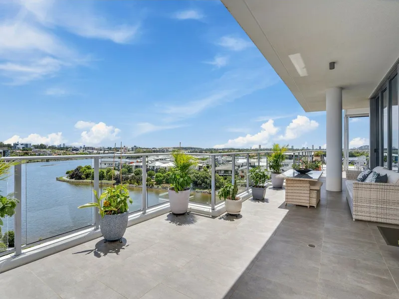 PENTHOUSE WITH 270 DEGREE LAKE VIEWS