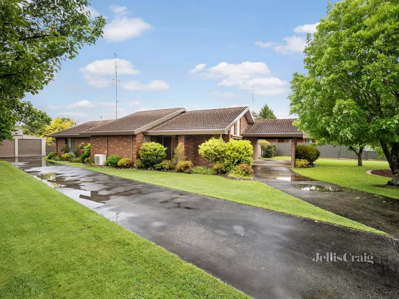 Established family home on 1616m2s in quiet court location