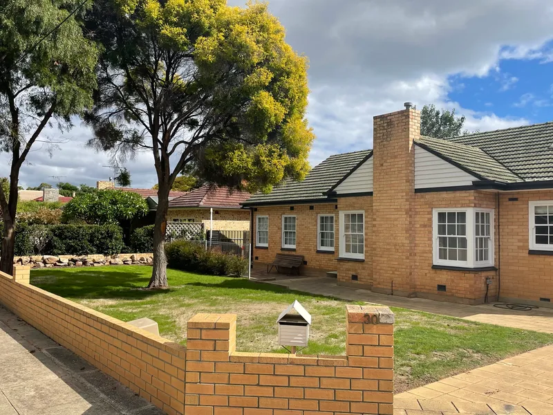 WELL POSITIONED FAMILY HOME WITH POOL!