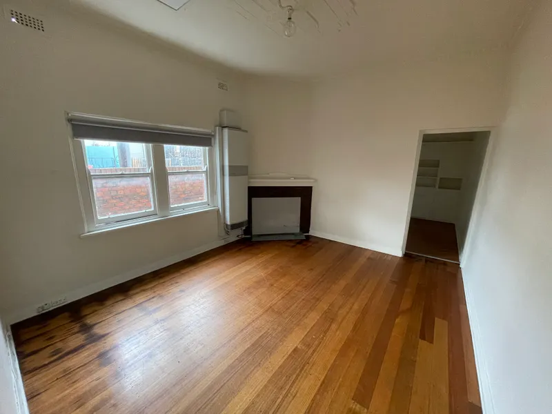 3 BEDROOM APARTMENT IN WALKING DISTANCE TO OAKLEIGH