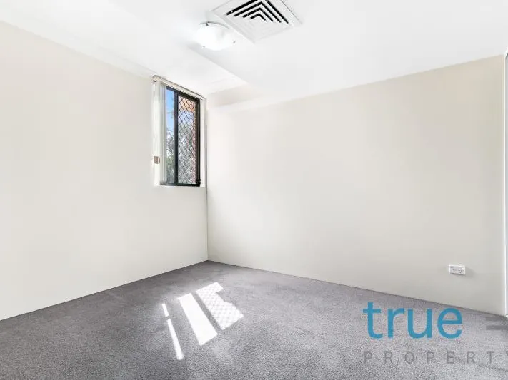 FRESHLY PAINTED, BRAND NEW CARPET =  OVERSIZED, MODERN AND CONVENIENTLY LOCATED