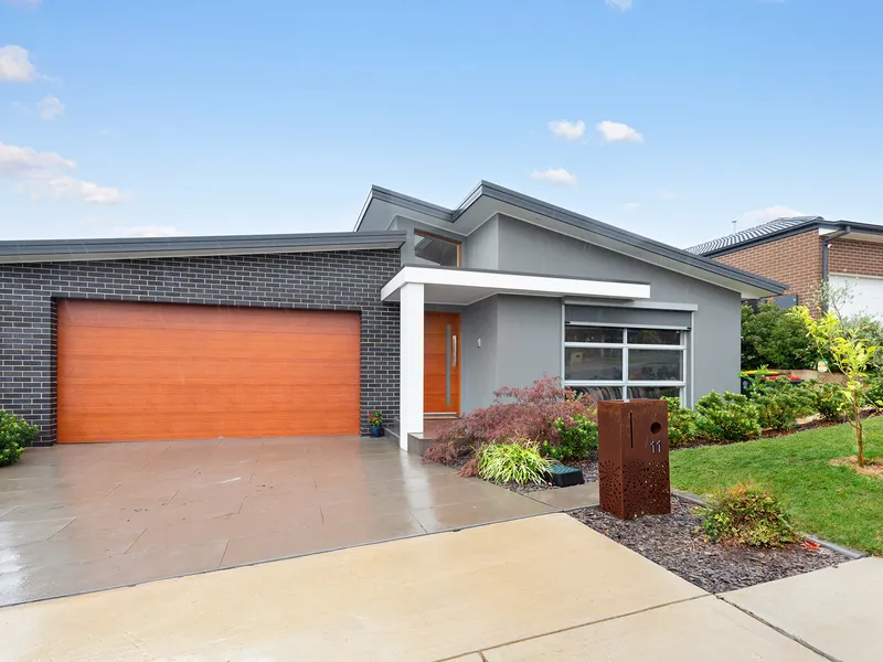 Contemporary, low maintenance family living!