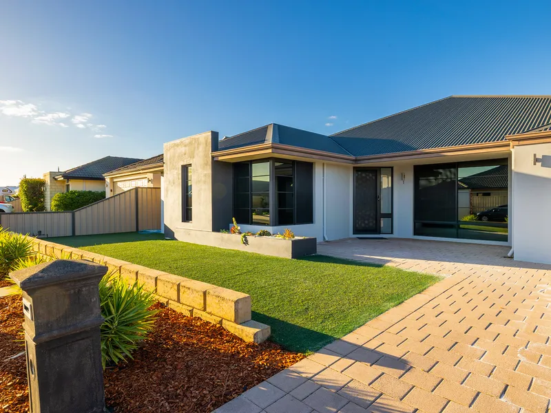 EFFORTLESS FAMILY LIVING WITH POTENTIAL SIDE ENTRY!