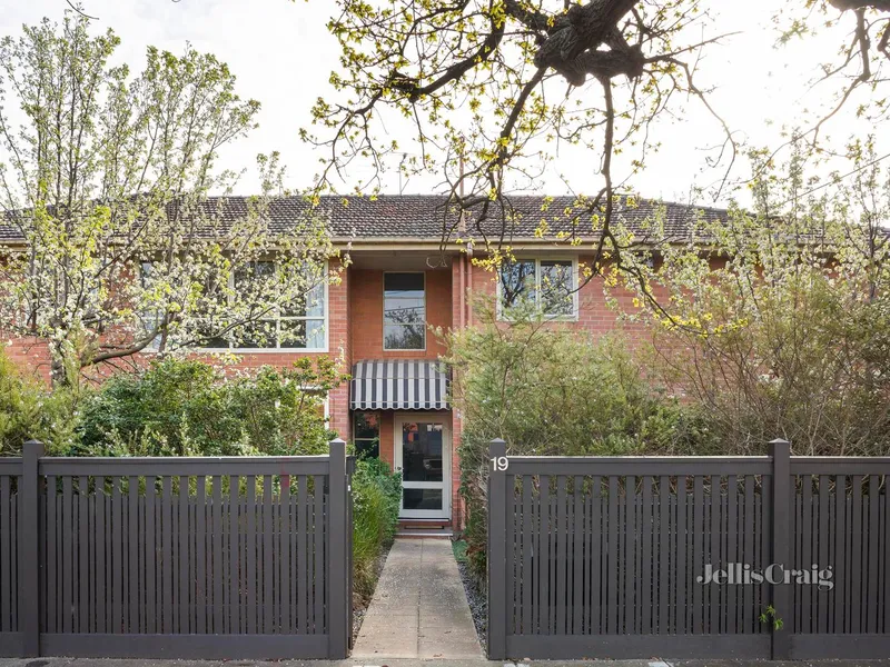 Large light-filled luxe & a High Street lifestyle