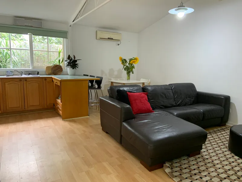 LOVELY SELF CONTAINED FLAT IN SUPERB LOCATION 