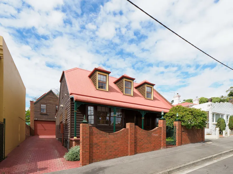 Immaculate home, multiple living rooms, separate studio, easy walk to Cataract Gorge & CBD