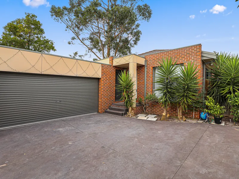 Spacious unit with street frontage
