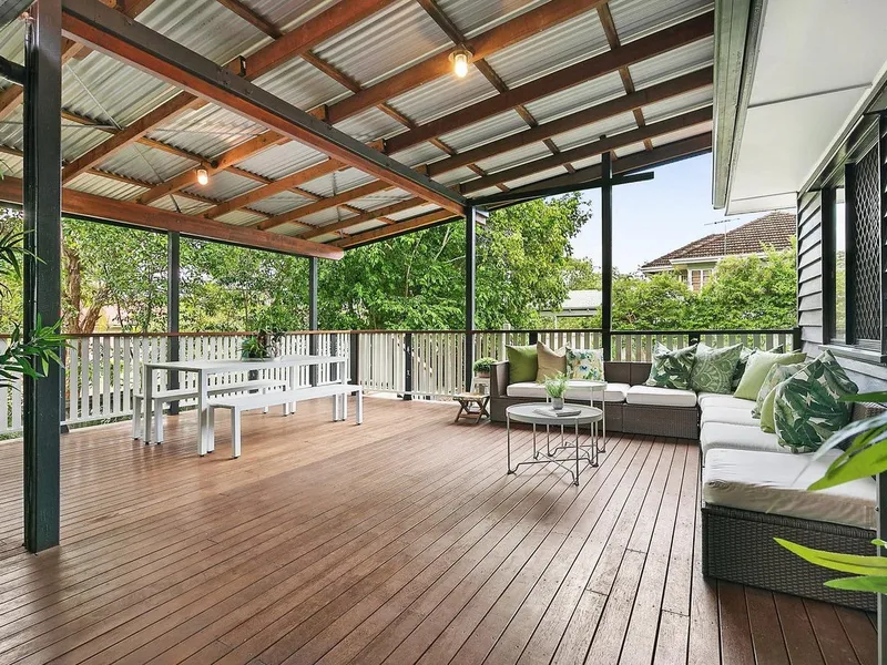 BEAUTIFUL HOME CLOSE TO AMENITIES!