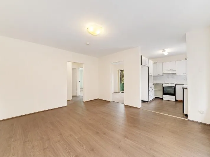 BRIGHT, FRESH AND UPDATED HOME MINUTES TO THE BEACH!