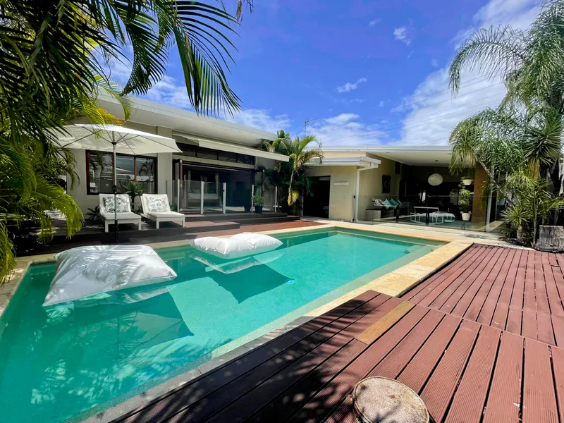 FULLY FURNISHED Modern Living in Florida Gardens