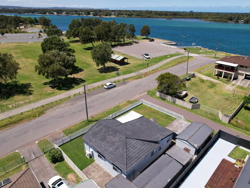 Ideally Located Lakeside Dream