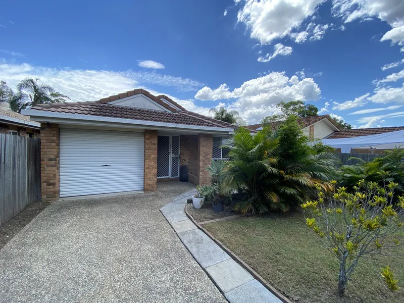 A Fantastic Location, and Updated Inside Low Maintenance House in Sunnybank Hills For Rent Now !!!!!!!
