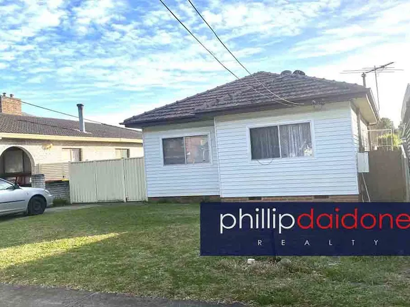 NEAT 2 BEDROOM HOUSE IN QUIET STREET