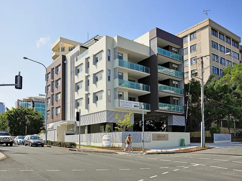 QUIET, HIGH FLOOR, SPACIOUS UNIT IN KANGAROO POINT