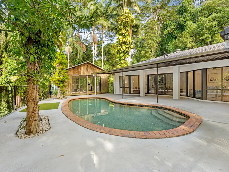 UNIQUE ACREAGE LIVING MINUTES TO SUBURBIA