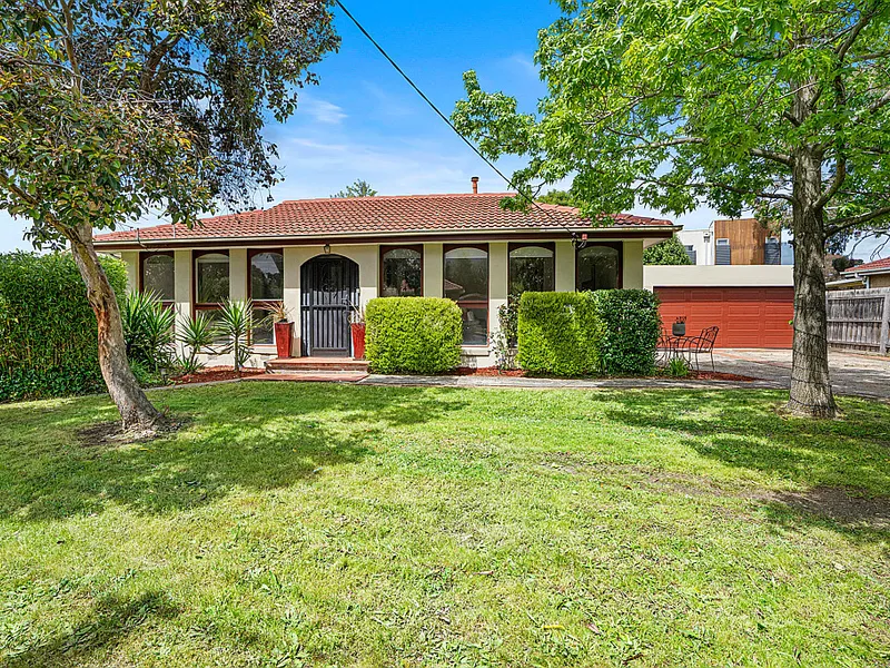 CAPTIVATING HOME, HUGE BLOCK & GARAGE!