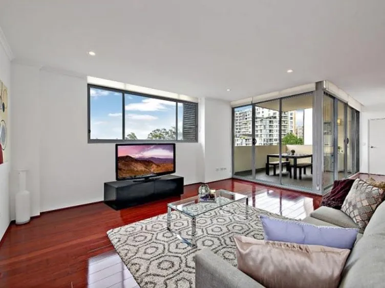 SPECTACULAR OVERSIZED MODERN THREE BEDROOM UNIT IN THE HEART OF MAROUBRA JUNCTION!