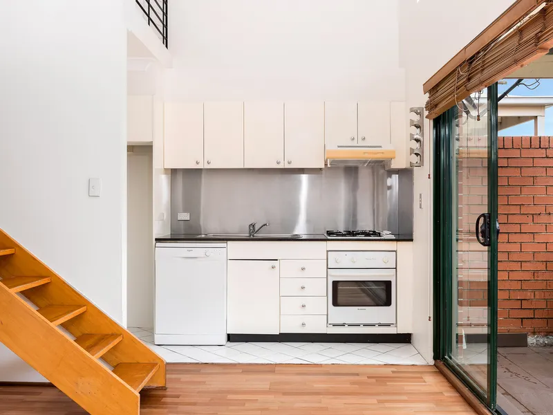 WELL LOCATED 2 BEDROOM UNIT  - WALK TO BAY 