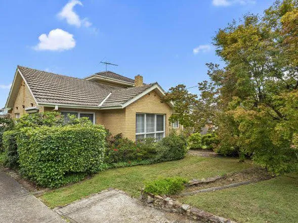 Quality 4 Bedroom Family House in Mt. Waverley School Zone!