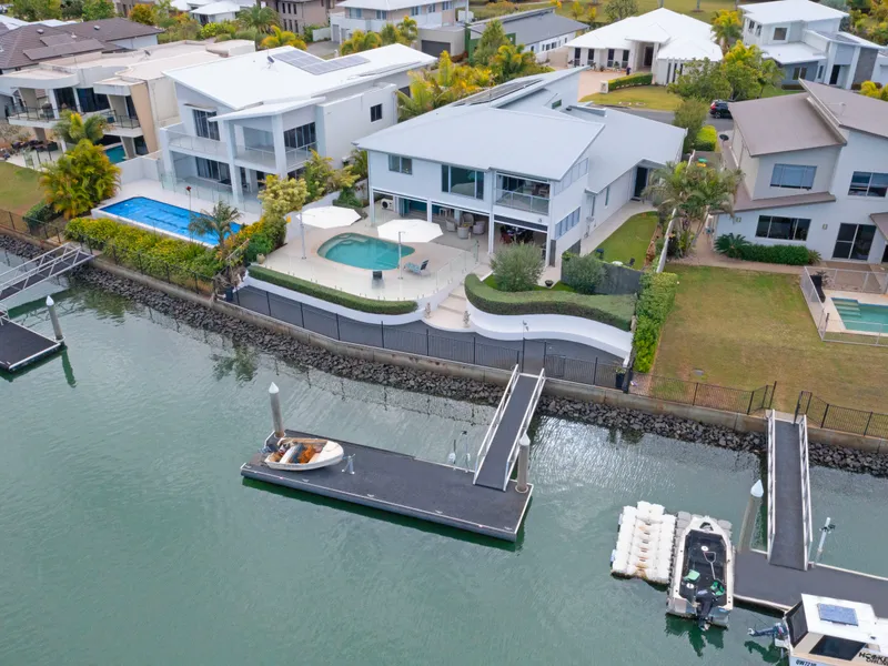 Luxurious Family Entertainer - Exquisite 29 Metre Water Frontage With Bridge Free Access