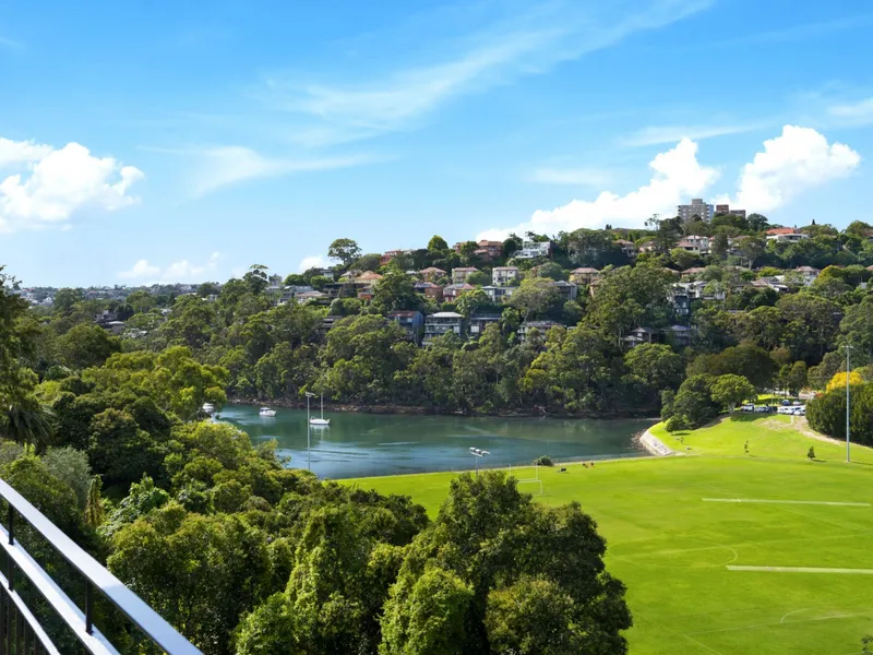 Superb 2 Bedroom Unit Directly Overlooking Primrose Park & Middle Harbour