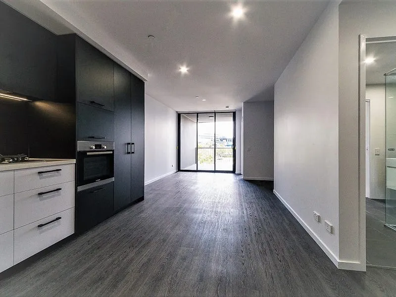 This spacious open plan 1B1B apartment boasts City glimpses in a very convenient location!