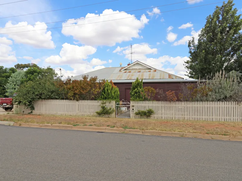 UNIQUE 4 BEDROOM, 3 BATHROOM HOME IN A CENTRAL LOCATION 