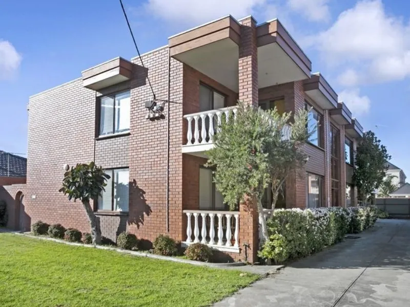 Large Apartment In Heart of Moonee Ponds Close to Moonee Valley Racecourse