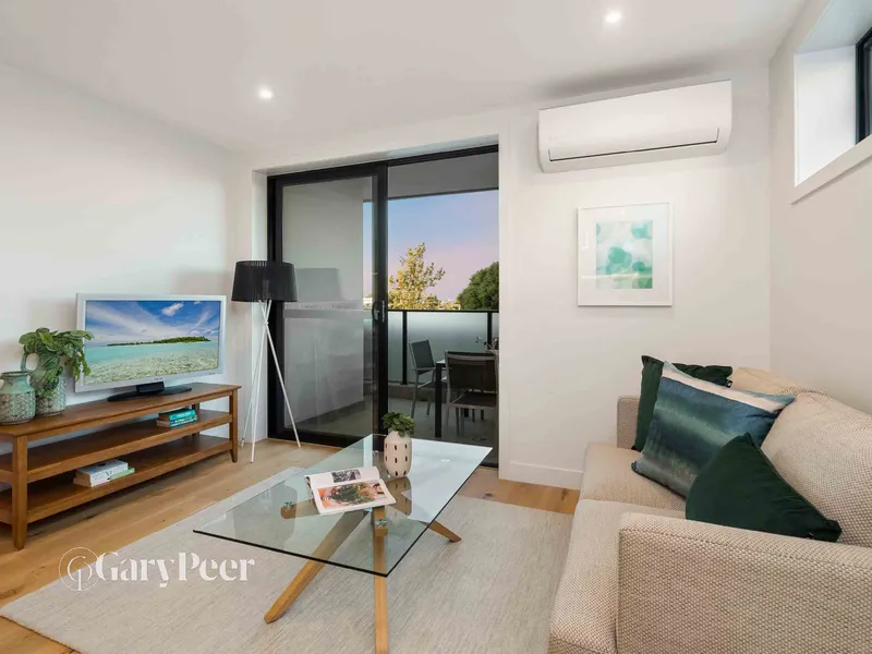 Brand new contemporary living, brilliant location