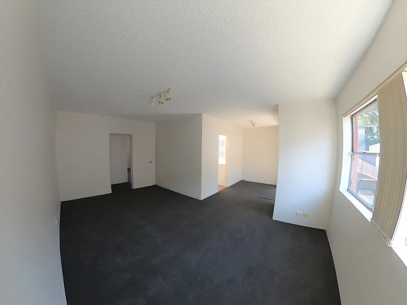 Spacious renovated Apartment, Moments from Coogee Beach!