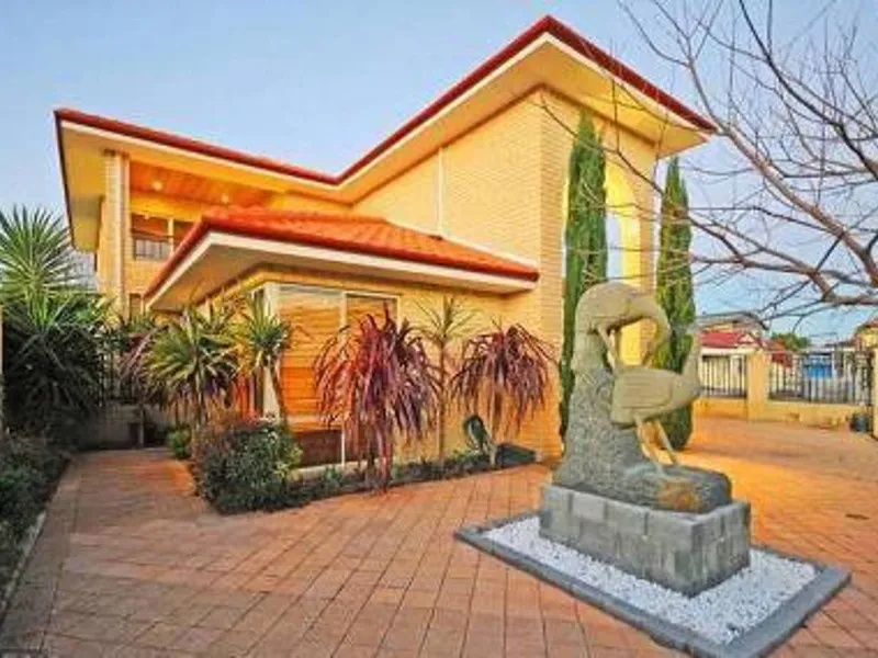 LUXURIOUS HOME ADJACENT TO PARK AND WATERS