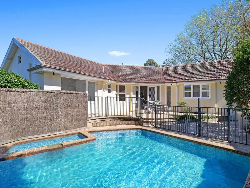 A CHARMING FAMILY HOME IN IDEAL LOCATION