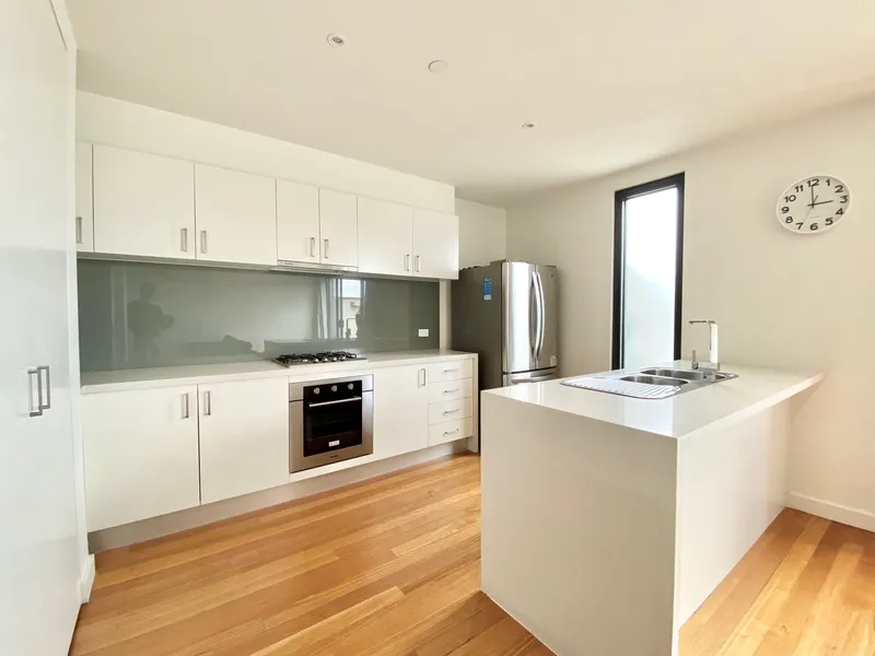 MODERN SEMI FURNISHED TWO BEDROOM APARTMENT WITH TRANSPORT AT YOUR DOOR!| HODGES CAULFIELD